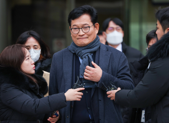 더불어민주당 전당대회 돈봉투 살포 의혹의 정점으로 지목된 송영길 전 민주당 대표가 18일 서울 서초구 서울중앙지방법원에서 열린 구속 전 피의자심문(영장실질심사)을 마친 뒤 법원을 나서고 있다.   [연합뉴스]